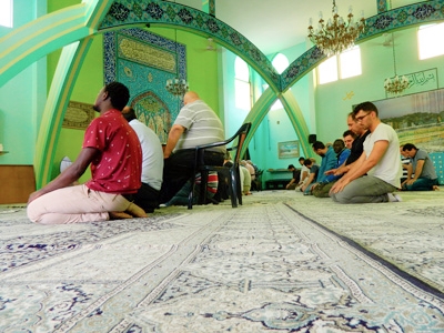 Momentos de oração na mesquita situada no Largo da Ordem