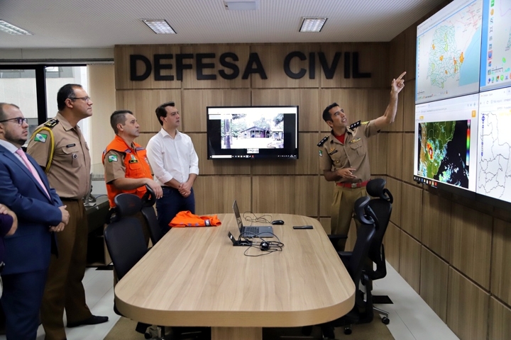 Carlos Massa Ratinho Júnior esteve na Coordenadoria Estadual de Proteção e Defesa Civil do Paraná, acompanhando o monitoramento de eventos climáticos que o órgão faz. (Foto: José Fernando Ogura/ANPr)