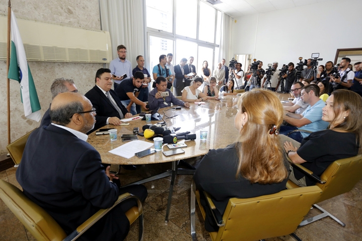 O secretário da Fazenda Renê de Oliveira Garcia Junior, detalha em entrevista coletiva a situação das contas do Estado. (Foto: Arnaldo Alves/ANPr)