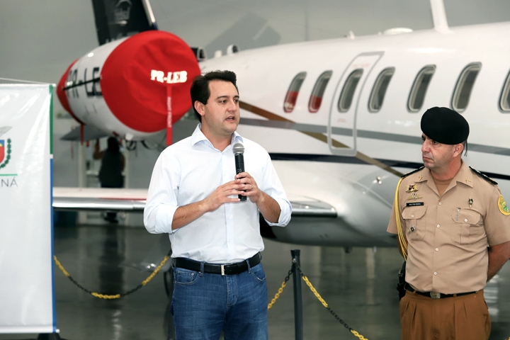 O governador entregou nesta quinta-feira (17) a aeronave que ficava à disposição do poder executivo. O término do uso do avião vai gerar uma economia de R$ 4,5 milhões por ano aos cofres públicos. (Foto: Rodrigo Félix Leal)