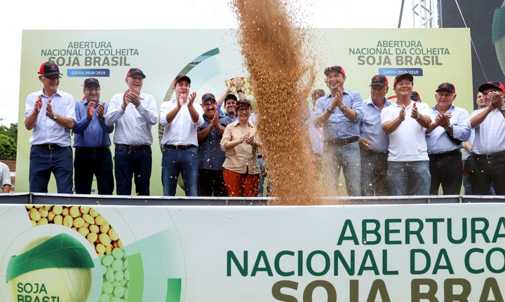 O governador Carlos Massa Ratinho Junior e a ministra da Agricultura, Pecuária e Abastecimento, Tereza Cristina, participam do evento que marca a abertura nacional da colheita da soja em Apucarana (Foto: Rodrigo Felix Leal/ANPr)