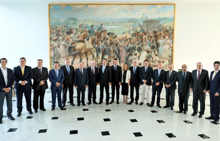 O governador com seu secretariado (Foto: Rodrigo Félix Leal)