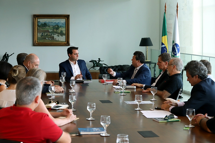 O governador Carlos Massa Ratinho Junior se reuniu nessa terça-feira (8) com a equipe que vai compor a Secretaria de Estado de Desenvolvimento Ambiental e Turismo. (Foto: Rodrigo Félix Leal)