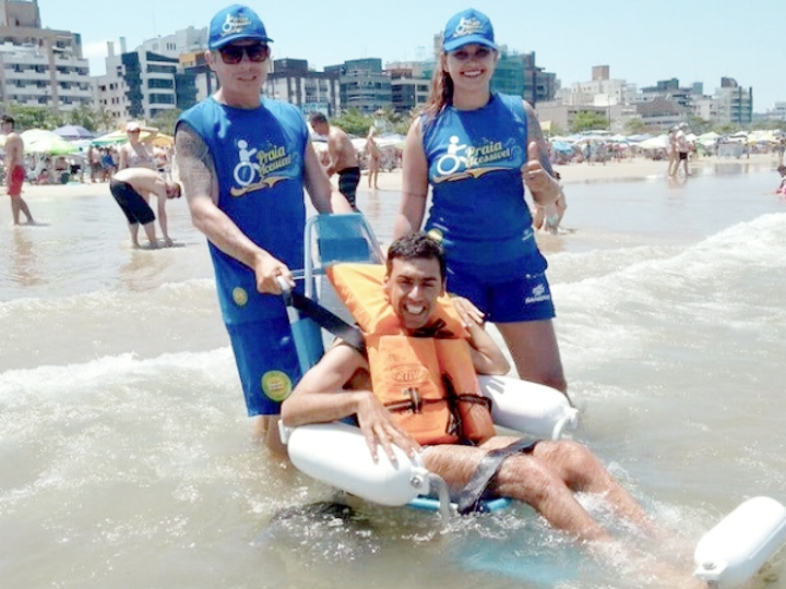Projeto de Banho de Mar para cadeirantes (Foto: Divulgação/Sanepar)