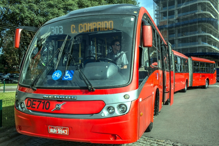 Um ônibus expresso (Foto Maurilio Cheli-SMCS)