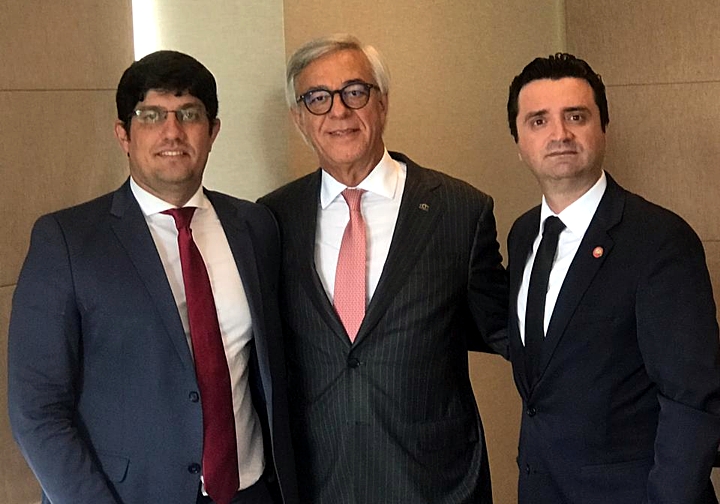 Hélio Gomes Coelho Junior, no meio, entre diretores