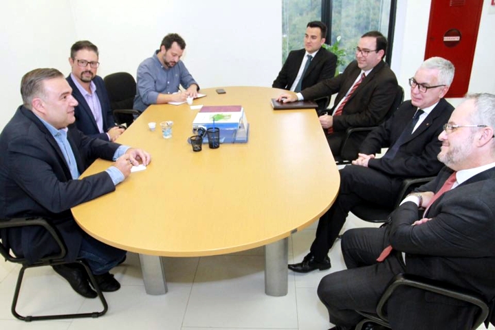 Presidente e diretores da OAB com secretário Leprevost