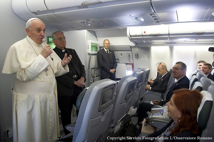 Papa Francisco: no avião, de volta dos Emirados para Roma