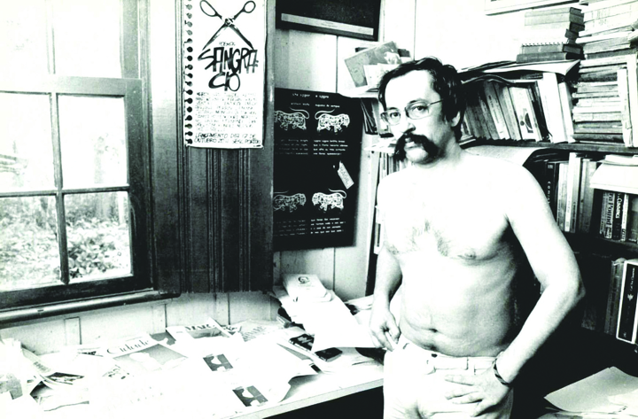 Paulo Leminski em seu estúdio (Foto: Julio Covello)