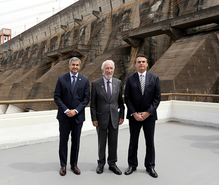 O presidente Jair Bolsonaro e o presidente do Paraguai, Mario Abdo Benítez, com o governador em exercício Darci Piana, na posse do novo diretor-geral brasileiro da Itaipu Binacional, general Joaquim Silva e Luna. (Foto: Arnaldo Alves/ANPr)