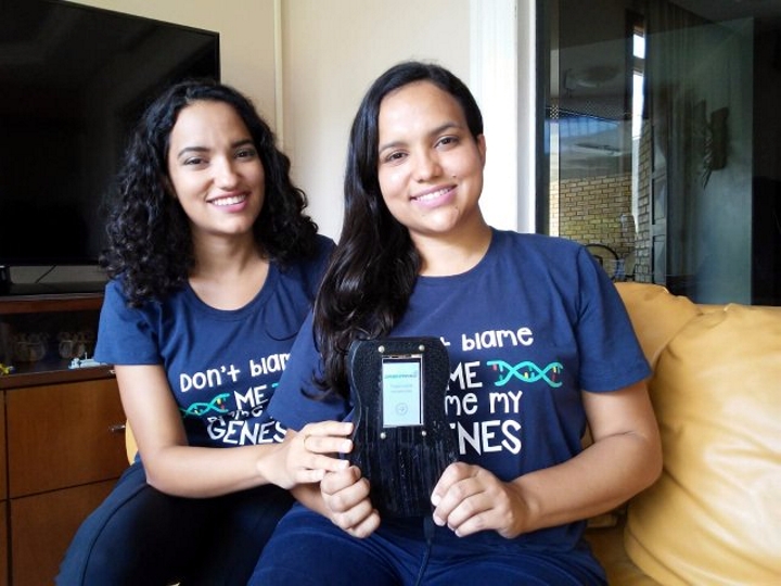 As irmãs Júlia e Natália Nascimento com o dispositivo que identifica doenças