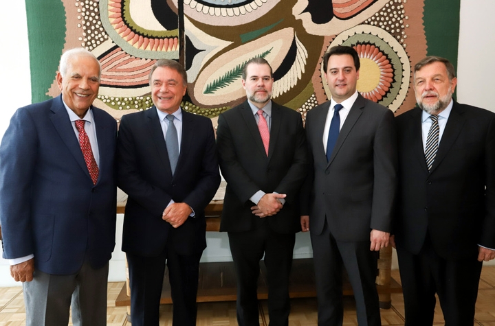 O governador Carlos Massa Ratinho Junior com o presidente do Supremo Tribunal Federal (STF), ministro Dias Toffoli, no Palácio Iguaçu, e os senadores Oriovisto Guimarães, Álvaro Dias e Flávio Arns. (Foto: Rodrigo Félix Leal/ANPr)