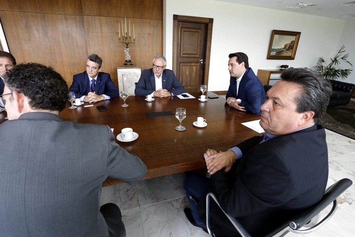 O governador assina Termo de Cooperação entre FIEP e Agência Paraná de Desenvolvimento. Presentes: presidente da FIEP, Edson Campagnolo; Eduardo Bekin, diretor da Paraná Desenvolvimento; Márcio Nunes, secretário de Desenvolvimento Sustentável e Turismo; entre outros. (Foto: Arnaldo Alves / ANPr).