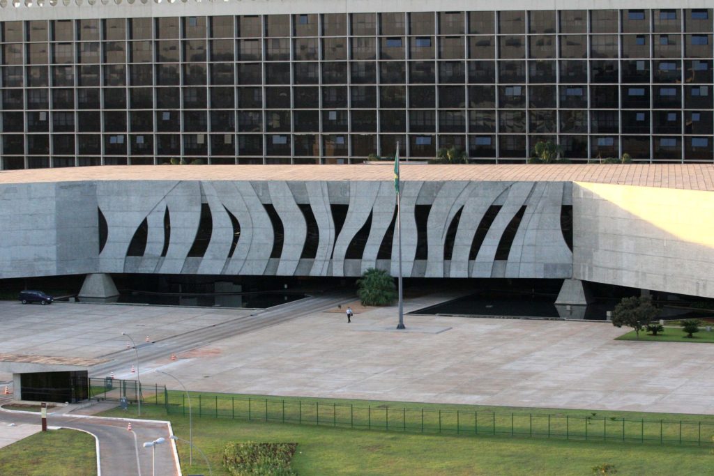 Foto área da fachada do STJ com visão das bandeiras