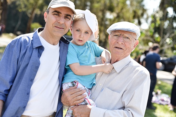 Orley com o filho Lincoln e o neto Victor (4 anos).
