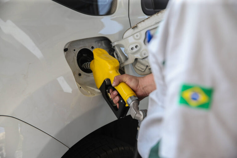Com o preço do litro na média de R$6, o diesel já está 50% mais caro se comparado a 2020