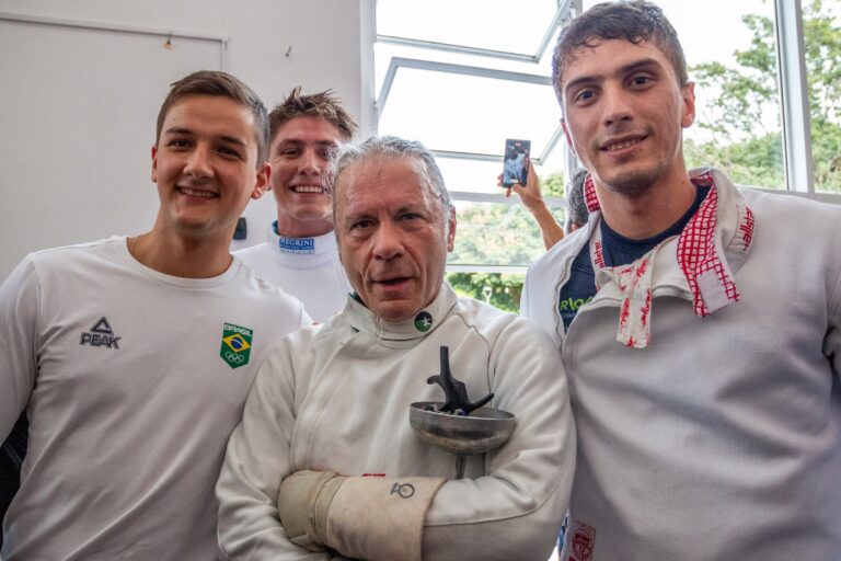 Bruce Dickinson participa de duelo de esgrima em Curitiba