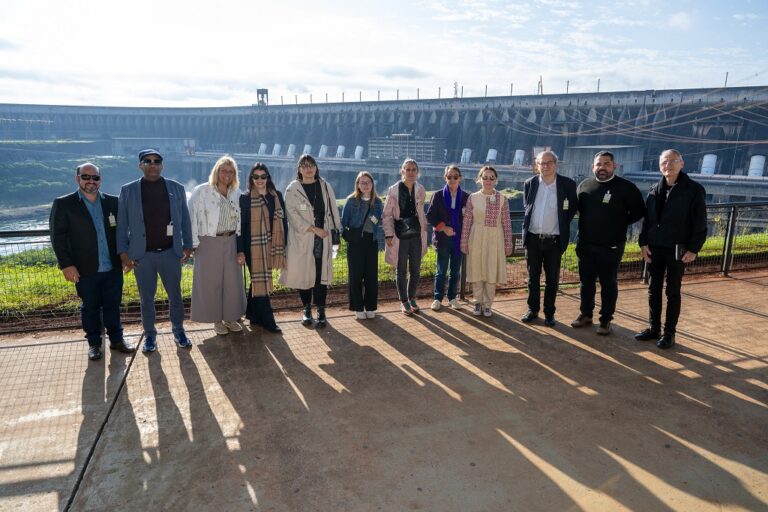 Comitiva do Centro George Pompidou visita Itaipu
