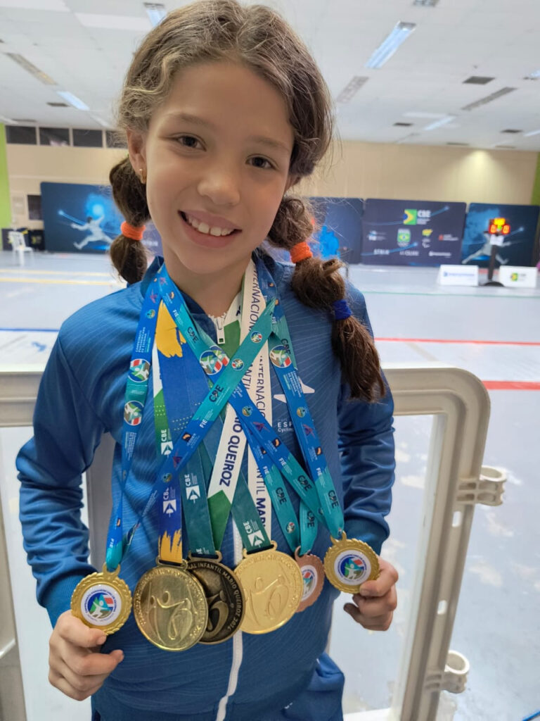 Curitibana de 9 anos é campeã de esgrima