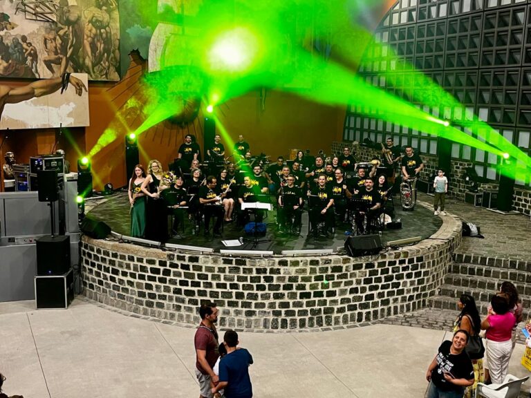 Coro e Orquestra: Uninter leva música ao Memorial de Curitiba