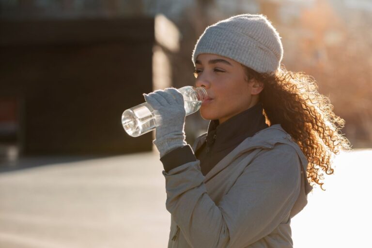 A importância de beber água no frio