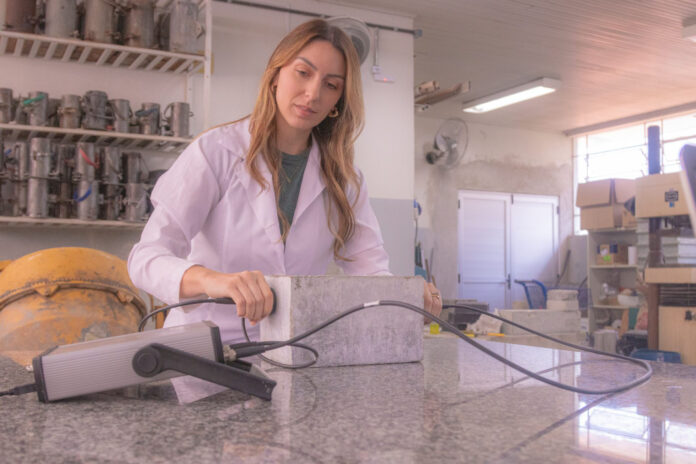 pesquisa-no-labiratorio-de-materiais-de-construcao-foto-jessica-natal-10-1-scaled