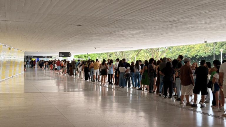 MON registra longas filas na quarta gratuita