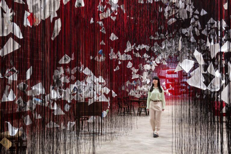 Bienal de Curitiba amplia prazo para cartas à Chiharu Shiota