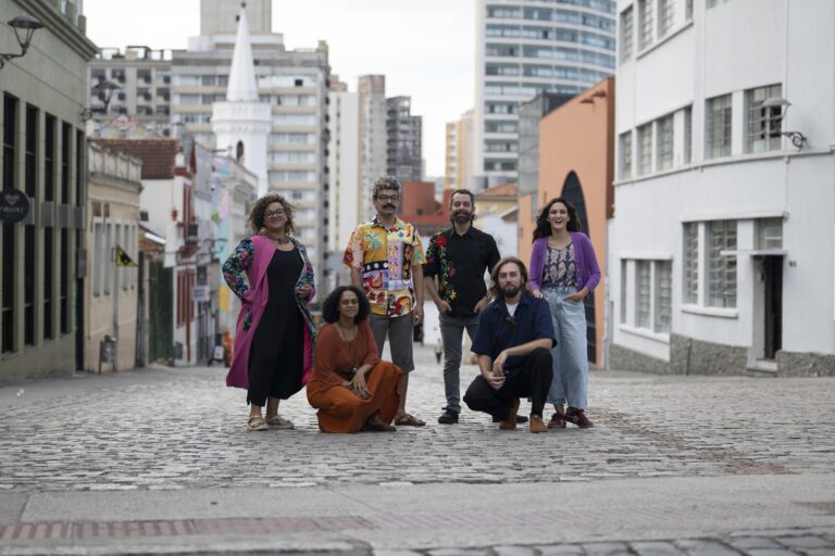 Projeto leva arte e contação de histórias a bairros de Curitiba