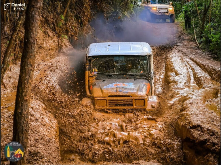 Jipeiros Santa Felicidade celebram 20 anos com passeio off-road