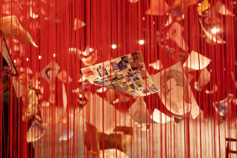 Bienal no MON tem instalação monumental de Chiharu Shiota