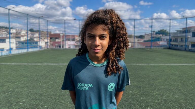 Atleta de projeto social conquista vaga no futebol feminino