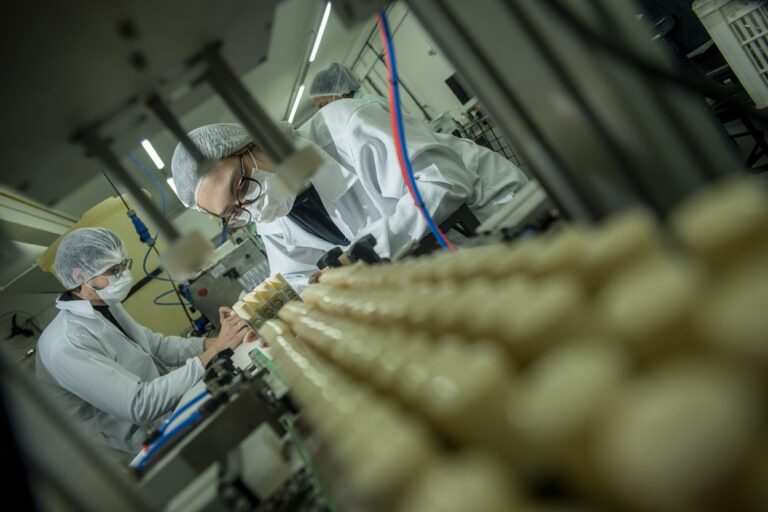Indústria paranaense lidera produção de protetores labiais no Sul