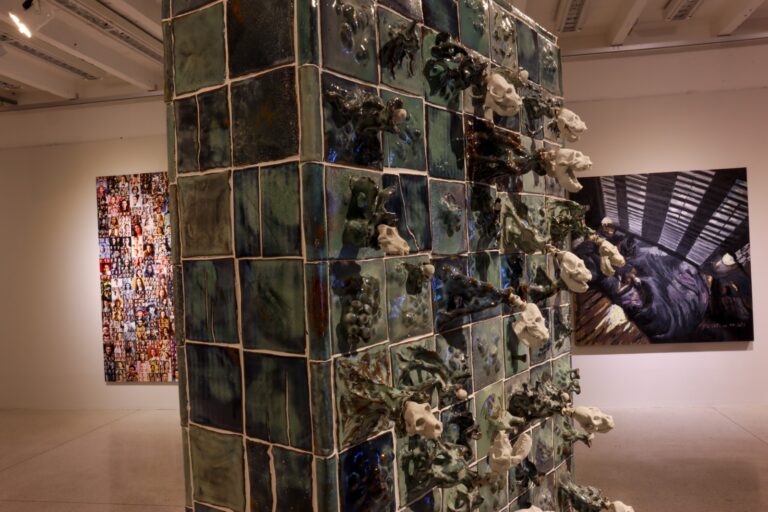 Bienal: Fernando Aidar traz monolito habitado por criaturas híbridas