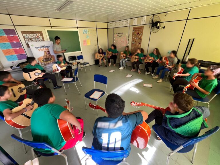 Projeto leva ensino de violão para crianças da rede pública