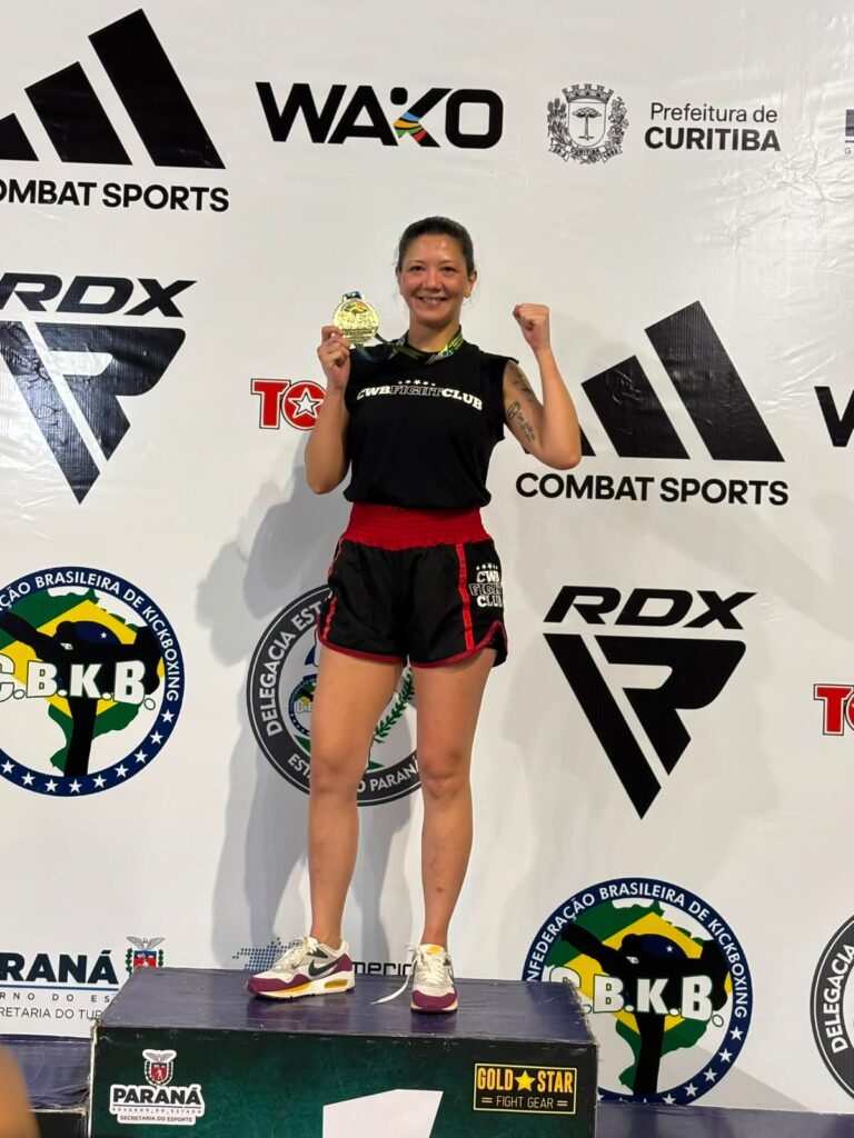 Curitibana é campeã brasileira de kickboxing na categoria master
