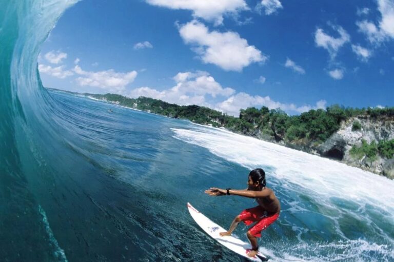 Baixa temporada, altas ondas: onde surfar no mês de agosto